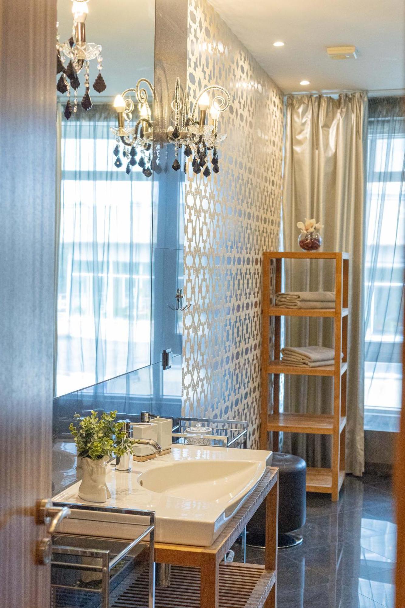 Royal Suites Whith Free Parking リガ エクステリア 写真